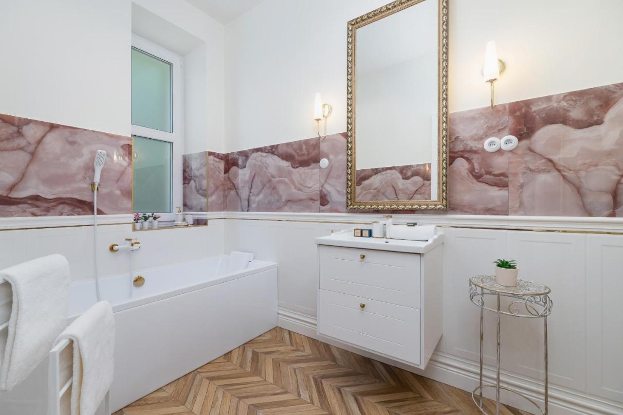 Luxurious & Unique Apartment Mickiewicza Cracow By Renters Prestige Krakow Exterior photo